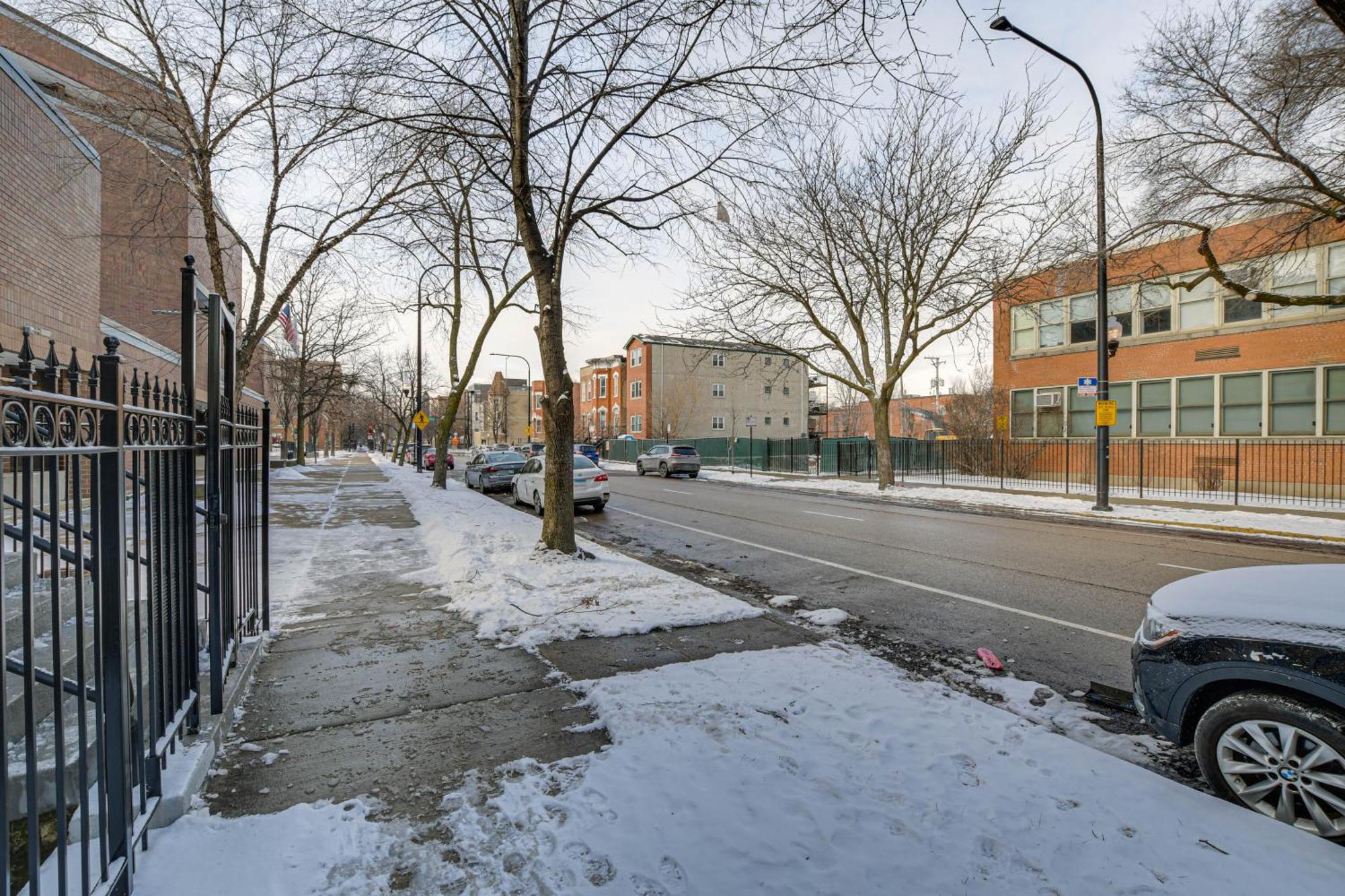 Spacious Condo With Deck About 3 Mi To Downtown Chicago! Exterior photo