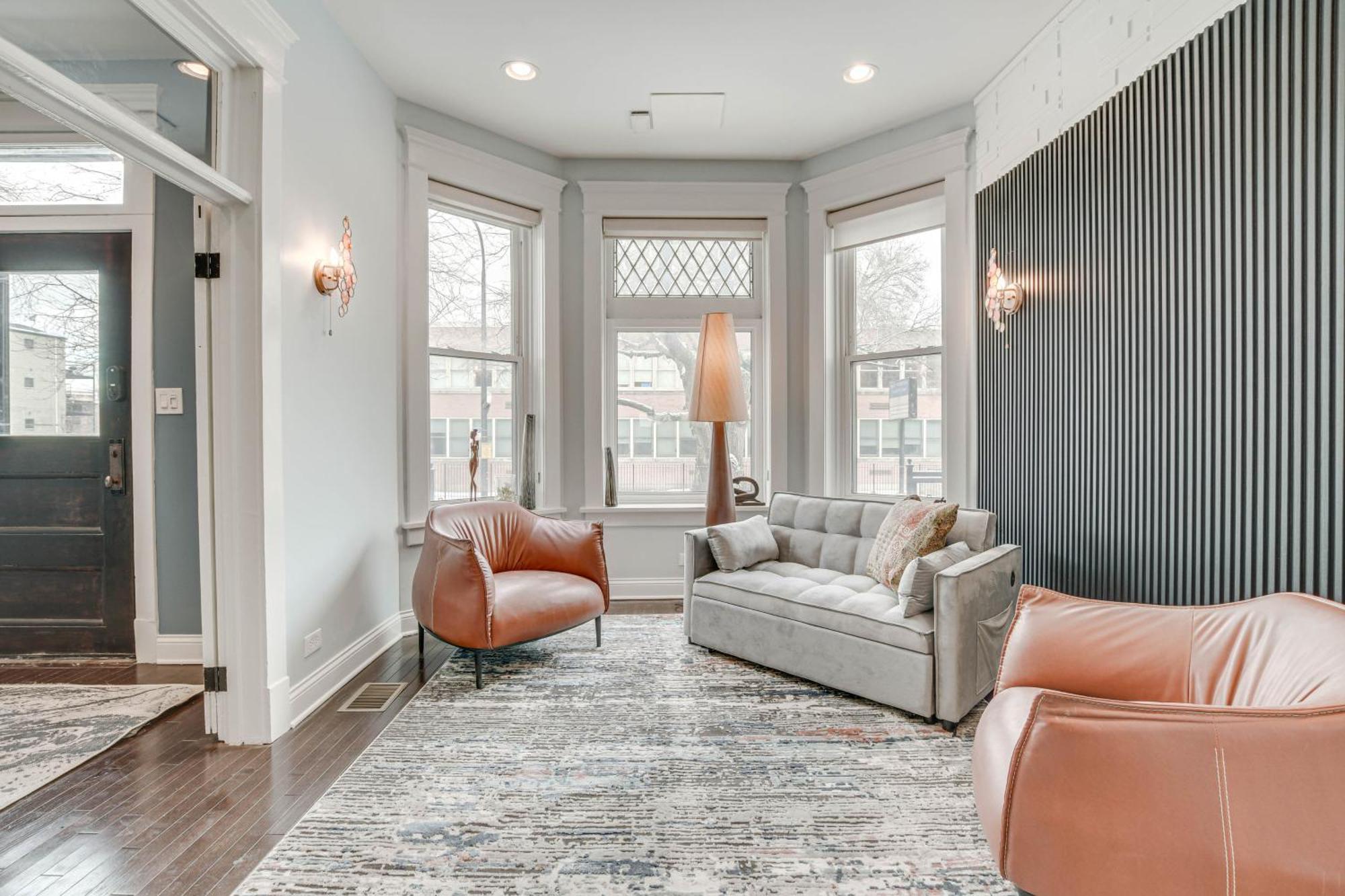 Spacious Condo With Deck About 3 Mi To Downtown Chicago! Exterior photo