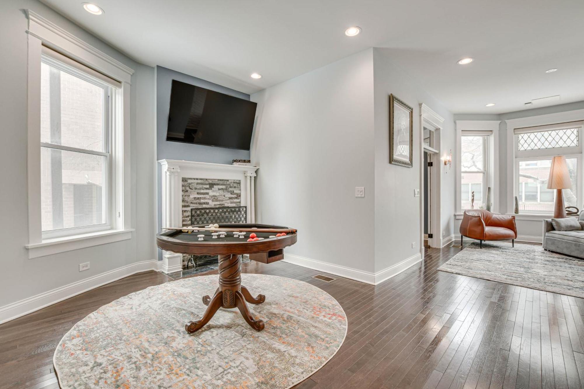 Spacious Condo With Deck About 3 Mi To Downtown Chicago! Exterior photo
