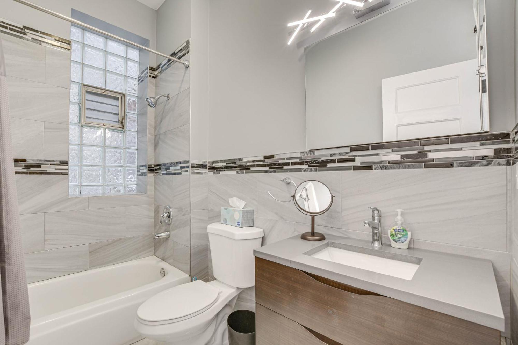 Spacious Condo With Deck About 3 Mi To Downtown Chicago! Exterior photo